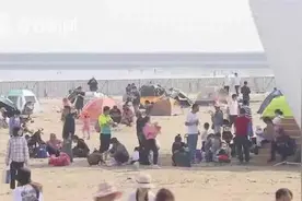 "别亲啦！" 情侣涨潮时水中激吻 保安拼命喊了10多分钟才反应过来图片