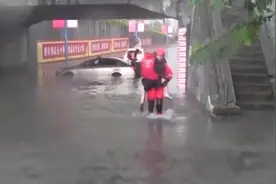 北海暴雨致多人被困，这个摩托车手帮大忙了图片