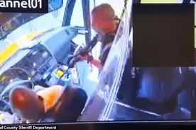 美国陆军学员持枪逃离训练基地，劫持一辆载有18名学生校车图片