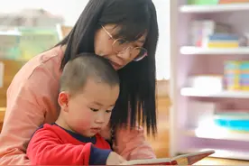 近7成职场妈妈亲自带娃，“缓解经济压力”是不做全职妈妈主因图片