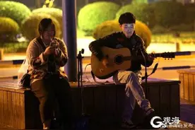 夜幕下，他们把五四广场的浪漫点亮图片