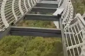 看得腿软！高空栈道玻璃突然掉落，被困人员自己爬回……图片