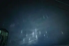 日本多地夜空现神秘光柱 网友：以为是外星舰队图片
