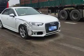 无语 || 宁夏高速公路上，一对情侣行驶中牵手亲吻“撒狗粮”！结果追了尾……图片