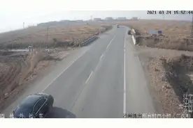 交通事故视频热传，警方：被货车木板打掉的是电动车骑手帽子图片