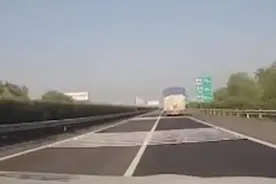 司机醉驾大货车，在高速上走“S形”撞到水马才停视频封面