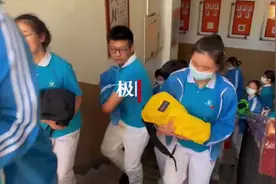 背着西瓜“宝宝”感受“孕妈”生活，这群中学生集体感叹“当妈不易”图片