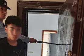 男子偷手机后躲进居民家中衣柜 吓得在楼顶做作业的少年不敢回家图片