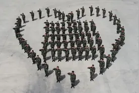 武警新兵母亲节对镜头喊话：我们守护祖国，请父母放心