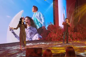 郁钧剑云朵平安亚东现身成都为“母亲节”献歌图片