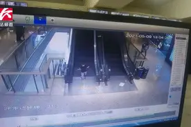 揪心！1岁多男童跑向电梯，下一秒3根手指被夹断……图片