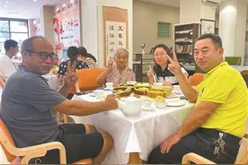 在养老院陪妈妈叹茶过节图片