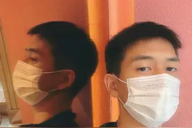 无敌侧颜杀上线！李现晒口罩自拍 背靠镜子“附赠”侧颜图片