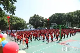 母亲节办盛大成人礼成为武汉这所高中的传统图片