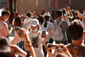 投身人从众，花钱买罪受，说的是你吗？| 睡前聊一会儿图片