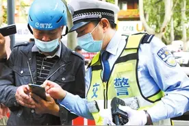 郑州市非机动车新规实施10天 635起不戴头盔违法行为已被处罚图片