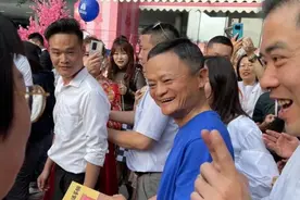 “阿里日”马云现身杭州总部：两鬓稍白，略显苍老图片