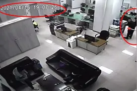 台媒：黑衣人闯警局砸电脑侦查终结，只起诉一名闹事者图片