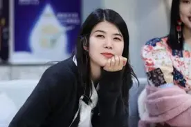 女汉子实锤！杨笠曝真实生活日常 对镜用刀片刮胡子毫无包袱图片