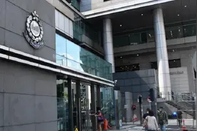 涉嫌制作发布穿疑似警服男子不雅行为的视频，香港2名男子被拘捕图片