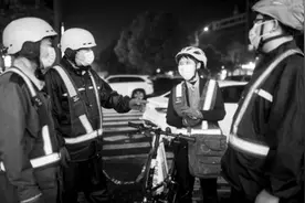 从单亲妈妈到代驾“接单王”图片