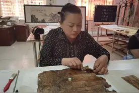 手工装裱修复师蒋志英：修复旧书画，传承二十代图片