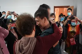 视频｜跨越33年的团聚：3个月时被保姆偷走，34岁终与亲生父母相认图片