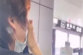​女子机场崩溃大哭！得知原因后，众人心碎图片