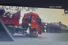“停车！快停车！你车后面挂了两个人！”图片