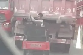 “快停车！你车后面挂了两个人”图片