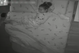 4岁弟弟睡梦中被“练功夫”的姐姐踢下床 不哭不闹爬上床继续睡图片