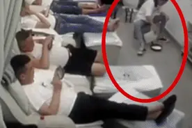 监控拍下惊心一幕！店员倒酒精起火，多人带着火团冲出房间图片