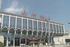 一名孕妇在高铁乐山站内晕倒，民警及时救助图片