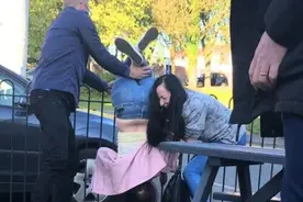 女子翻越围栏试图溜进啤酒花园 头朝下被卡在栏杆上图片