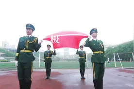 他曾是三军仪仗队员，退伍大学生返校组建国旗护卫队图片