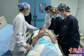 女大学生感染病毒性脑炎 昏迷44天后苏醒图片