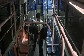 耳机掉入座位夹缝，公交师傅手电筒、铁丝齐上阵20分钟取出图片