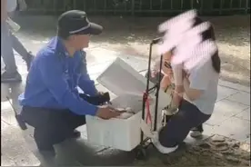 西湖边，年轻妈妈抱着婴儿卖酸梅汁！下一幕让她瞬间哽咽图片