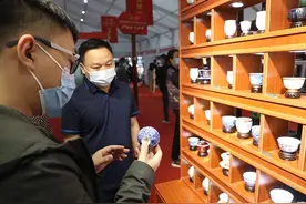 景德镇、潘家园携手 现代陶瓷精品亮相瓷博会图片