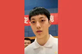轩妈与网友互动时透露：胡明轩现在单身 他的黑眼圈眼袋是遗传图片