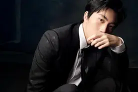 张艺谋妻子晒合照为大儿子庆生，20岁张壹男变型男图片