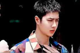 王一博现身三星堆：身着花衬衣录制综艺节目，粉丝直呼“好帅”图片