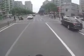 北京街头，摩托骑手斑马线礼让行人，却遭后车不满恶意别车…图片