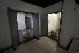 为挡电瓶车上楼，小区竟用石墩堵门！居民进门要侧身，物业：正在整改图片