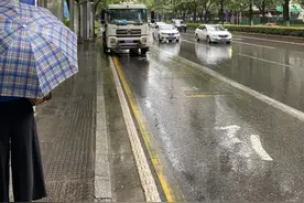洒水车为何“风雨无阻”？搞工作研究是不是得讲点实事求是？图片