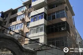 “家家都备着防锈漆”爱民巷两栋楼水管长期存在漏水问题图片