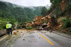 桂林一国道发生山体滑坡道路中断！目前正在组织抢修，时间需一周左右图片