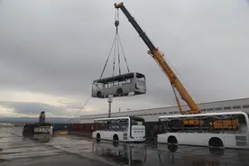 阿拉山口口岸开行首趟“点对点”客车配件定制专列图片