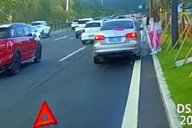 前一晚提示没油，第二天小车开不动了，女子：不是说没油还能开二三十公里吗图片