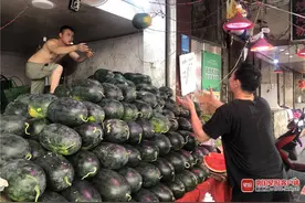 3元-16元/公斤！南宁市场西瓜品种丰富，吃瓜群众选择多图片